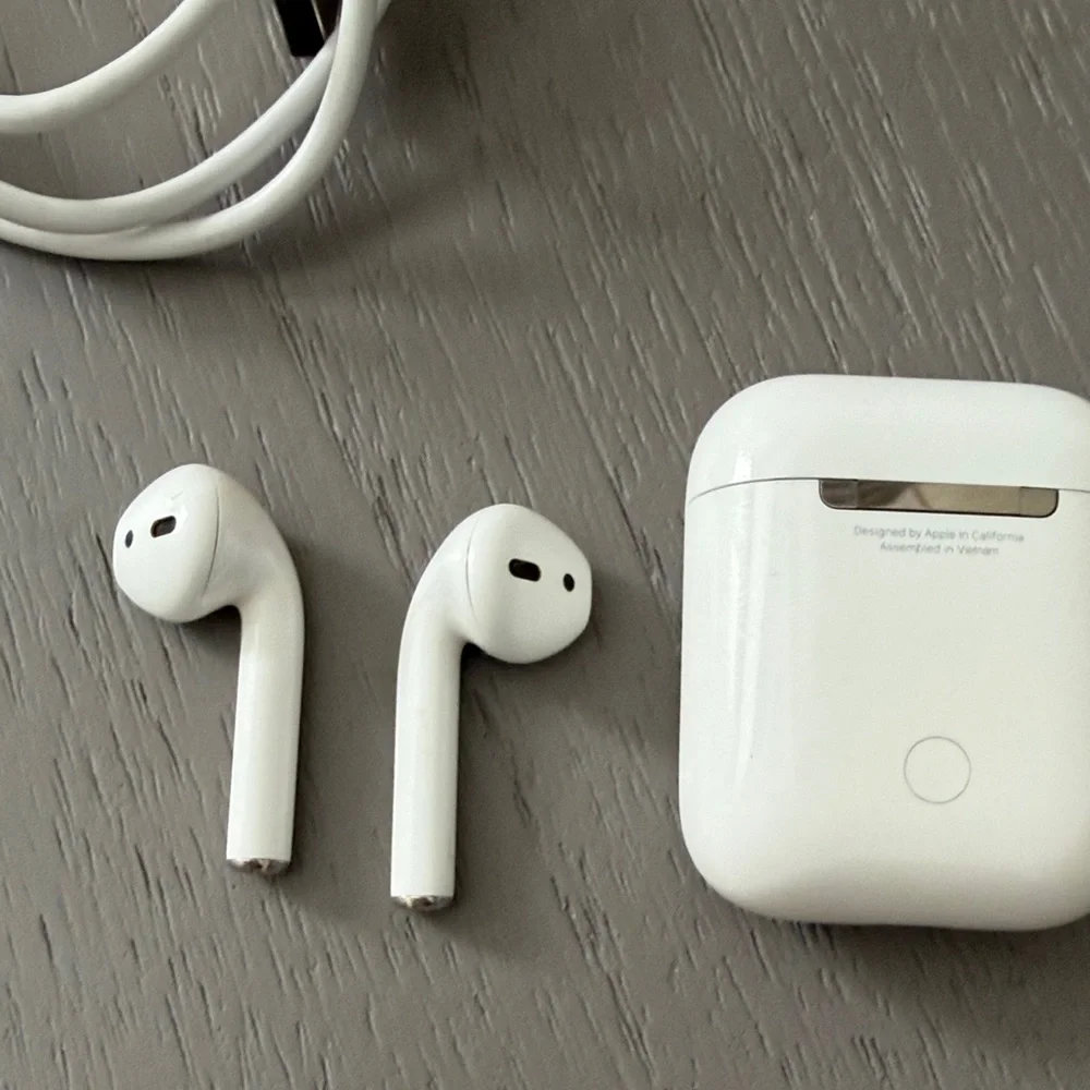 Apple AirPods 2nd generation Wireless Earbuds, Charging Case & Lightning Cable